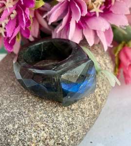 Bague en cristal de labradorite naturelle sculptée à la main de conception unique Bague à facettes en pierres précieuses de forme carrée à facettes de feu bleu - Product Image 2