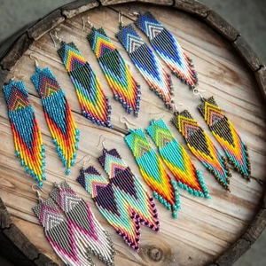 Boucles d'oreilles brodées de perles ethniques Boho faites à la main pour femmes Style classique avec perle comme pierre principale pour la Saint-Valentin - Product Image 1