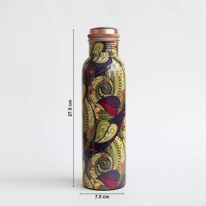 Bouteille en cuivre émaillée avec art floral et bienfaits à base d'ayurveda, idéale pour une hydratation physique ou une utilisation spirituelle - Product Image 2