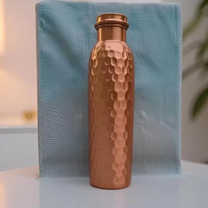 Bouteille d'eau en cuivre ayurvédique martelé, grande capacité, facile à transporter, avec sac - Product Image 1