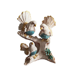 Statue d'oiseau en résine créative moderne pour la décoration intérieure de la maison et de la pelouse Statue d'oiseau de jardin de sérénade printanière faite à la main pour les mariages - Product Image 1