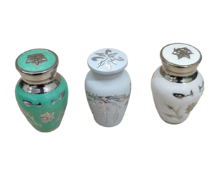 Mini petite urne souvenir de 3 "pour cendres humaines Urne de crémation pour urne commémorative miniature gravée - Product Image 1