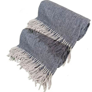 Couverture luxueuse à chevrons bleu marine avec un design unique en diamant tissé pour un confort et un luxe optimaux - Product Image 4