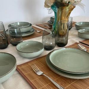 Plato de Cerámica Verde Musgo, Acabado Artesanal, Revestimiento de Esmalte Resistente, Ideal para Decoraciones de Mesa Rústicas y Modernas - Product Image 4