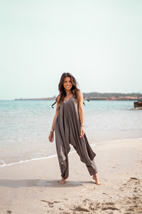 จั๊มสูทโยคะสไตล์โบฮีเมียนสำหรับผู้หญิงเอวสูง สายเดี่ยว คอวี เหมาะสำหรับใส่เที่ยวทะเลหรือกิจกรรมกลางแจ้ง ผ้าฝ้าย 100% เป็นมิตรกับสิ่งแวดล้อม แห้งเร็ว - Product Image 6