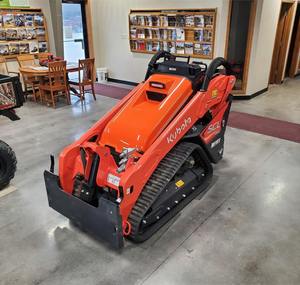 Chargeuse compacte sur chenilles Kubota SCL1000 d'occasion - Chargeuse compacte sur chenilles avec moteur diesel de 24,8 CV - Product Image 2