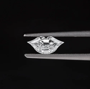 Anillos de Compromiso con Diamantes Cultivados en Laboratorio con Forma de Labios de la Mejor Calidad, Grado VS VVS, Piedras Preciosas Éticas, Certificación IGI, Joyería Fina de la India - Product Image 1