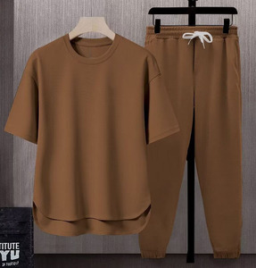 Completo Due Pezzi da Uomo Estivo con Logo Personalizzato OEM Ricamato o Stampato, T-shirt a Maniche Corte e Pantaloni Ampi a Tinta Unita - Product Image 4