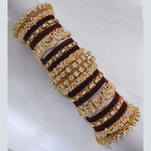 Juego de brazaletes de terciopelo real para mujer adornados con piedras de Pota elegantes chapadas en oro y detalles de perlas clásicas - Product Image 3