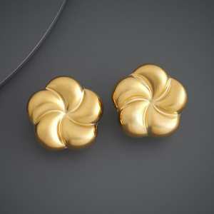Boucles d'oreilles clous vintage tendance 185885 avec motifs géométriques religieux ornées de zircons, perles, diamants et émeraudes pour les fêtes - Product Image 1