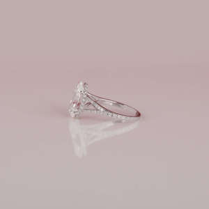 แหวนหมั้นทองคำแท้14K การตั้งค่ารัศมีที่ซ่อนอยู่สไตล์คลาสสิกเพชรทรงรีตัดห้องแล็บสร้างเพชรได้รับการรับรอง IGI - Product Image 3