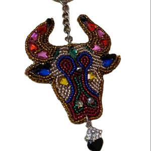 Porte-clés brodé design Bull et porte-clés perlé brodé à la main pour filles d'Inde - Product Image 1