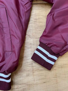 Chaqueta universitaria de satén granate con rayas granate y blanco Chaqueta universitaria bordada e impresa personalizada para hombres - Product Image 5