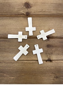 Pendentif croix en os de style animal poli - Product Image 4
