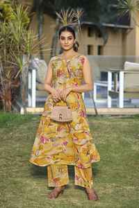 Elegante conjunto de cordón con estampado de lámina de algodón, Conjunto elegante de dos piezas para mujer, ropa informal disponible para la venta desde la India - Product Image 2