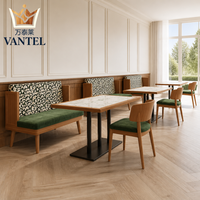 Ensemble de mobilier sur mesure pour hôtels et restaurants : banquettes rembourrées, tables à manger et chaises en bois pour projets hôteliers