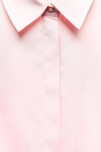 Chemise rose douce et légère à manches longues et boutons classiques sur le devant pour femmes à vendre à prix de gros - Product Image 4