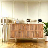 Buffet moderne à panneaux en bois incurvé à quatre portes en bois de manguier naturel pieds en métal plaqué laiton pour salon, salle à manger, cuisine, hôtel