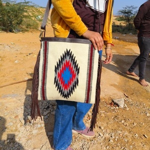 Nouvelle arrivée Western Navajo sacs latéraux à franges en cuir usiné aztèque faits à la main Vente à chaud de sacs à main de taille idéale de style vintage pour femmes - Product Image 4