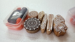 Bloques de Impresión de Henna Hechos a Medida con Tinta Disponible en Color Rojo, Negro y Marrón para Damas y Niñas con Fines de Reventa. - Product Image 3