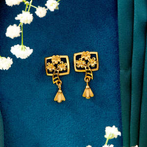 Boucles d'oreilles pendantes plaquées or 18 carats pour femmes avec émeraude et perle, bijoux de mariage et de fête - Product Image 1