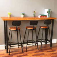 Ensemble table et chaises de bar d'hôtel en bois massif moderne avec pieds hauts en métal durable, design étroit et long