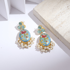 Boucles d'oreilles florales en émail plaqué or avec des gouttes de perles |   Bijoux fantaisie faits à la main - Product Image 2
