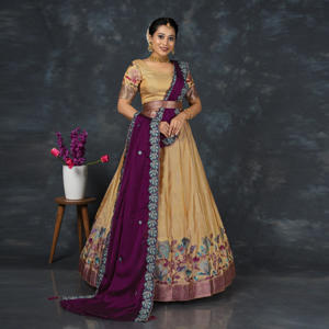 Lehenga Choli de Seda Banarasi Tradicional, Largo hasta el Suelo, con Tejido Floral Artístico y Borde Decorativo, Dupatta para Bodas y Uso en la Playa - Product Image 3