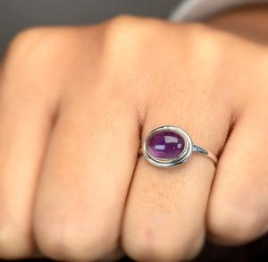 Bague en argent sterling minimaliste avec pierre précieuse, sertie à la main, améthyste naturelle taille ovale, style classique, pour fiançailles et mariages - Product Image 2