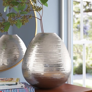 Floreros de metal de estilo popular en plata Acabado Última maceta para interior y exterior Decorativo hecho a mano - Product Image 1