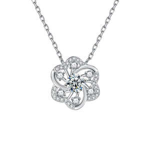 Collier en argent sterling 925 de haute qualité, pendentif délicat en forme de trèfle, bijoux, moissanite rotative de 0,50 carat - Product Image 1