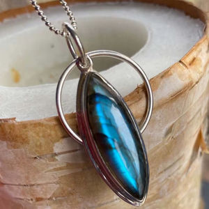 Joyería Infantil de Verano Vintage de Latón con Colgante de Cadena de Oro con Incrustaciones de Piedras Preciosas de Lapislázuli en Forma de Punta de Alta Calidad - Product Image 1