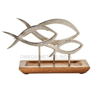 Última escultura de pescado con base de madera Diseño de calidad fresca para decoración y adornos navideños de mesa - Product Image 2