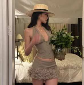 Elegante Top corto de corsé con cuello Halter con diseño ajustado y minifalda con volantes florales Conjunto elegante traje de verano para mujeres de moda - Product Image 1