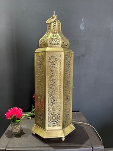 Farol de latón de inspiración marroquí hecho a mano de lujo hecho de hierro de 10 pulgadas de altura con acabado dorado y estilos perforados por KSN - Product Image 2