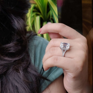 Anillo de promesa de compromiso y boda brillante de corte esmeralda de 11CT para mujer en oro macizo de 10K cultivado en laboratorio de diamantes - Product Image 6