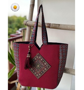 Bolsa de Compras de Algodón con Estampado Ajrakh Vintage Elegante, con Cadenas y Bordado, Diseño Espacioso, 13x13x7 Pulgadas, Cierre de Cremallera y Bolsillos - Product Image 4