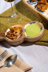 Bandeja de madera de diseño único con dos cuencos de cerámica, juego de platos para aperitivos y condimentos para decoración del hogar y vajilla de cocina - Product Image 3