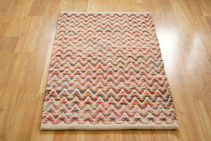 Tapis de coton en laine chevron multicolore fait à la main texturé doux pour une décoration bohème vibrante - Product Image 2