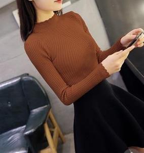 Automne couleur unie et style polonais grande taille pull à col rond décontracté pour femmes avec logo avant pour l'hiver 25-26 - Product Image 2