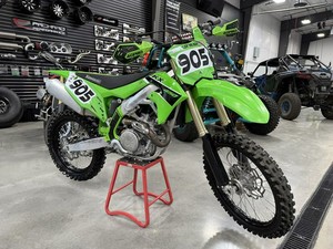OFERTA Motocicleta de Motocross KX450F Nueva con Motor de 4 Tiempos y 449 cc Refrigerado por Líquido, con Control de Lanzamiento y Control de Tracción - Product Image 2
