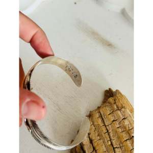 Brazalete de Plata de Ley con Pluma y Turquesa de la Montaña Sonora de Koby Martinez, Accesorio de Moda - Product Image 5