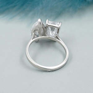 แหวนเพชรหมั้นทรงมาร์คีส์และทรงไวท์โกลด์ประดับมรกตแบบ Toi Et Moi - Product Image 4