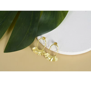 Pendientes Elegantes con Volantes Dorados Inspirados en Tejidos en Capas con un Movimiento Gracioso, Perfectos para Cualquier Ocasión Especial, de la India - Product Image 5