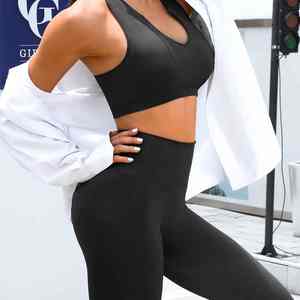 Conjunto de yoga sin costuras para mujer, diseñado para movimiento activo con tela elástica que proporciona comodidad suave durante las sesiones de entrenamiento diarias. - Product Image 6