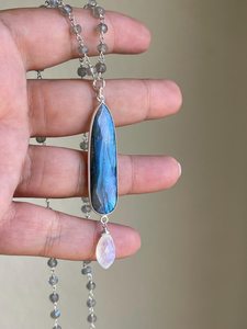 Collier long en pierre de lune et labradorite, avec perles, chaîne superposée, style moderne et audacieux, en argent sterling 925, Duet - Product Image 1