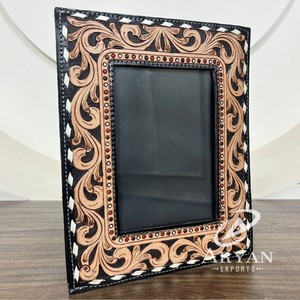 Cadre photo de support de table en cuir usiné à la main personnalisé Décor de cow-girl de cow-boy occidental Style vintage classique Montage sur bureau/mur - Product Image 1