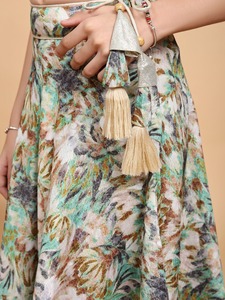 Nouveautés : Ensemble Lehenga Choli décontracté pour filles, manches asymétriques, tissu denim imprimé, dupatta en chinon et mousseline lavable – VESTA EXPORTS - Product Image 2