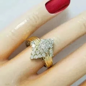 Anillo de Compromiso de Plata 925 con Moissanita Redonda de 2 Quilates para Mujer, Chapado en Oro, para Regalo de Boda, Aniversario o Fiesta - Product Image 1