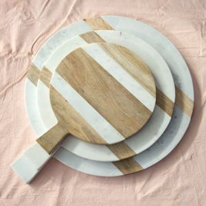 ENTRETENIING CAOBA CHESSE BOARD Acero inoxidable Besafe Mármol decorativo y tabla de cortar de madera de acacia Mármol con mango - Product Image 4